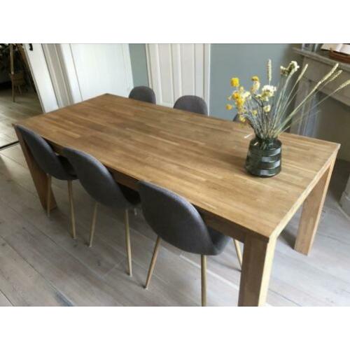 Fraaie eetkamerset (tafel en 6 stoelen)