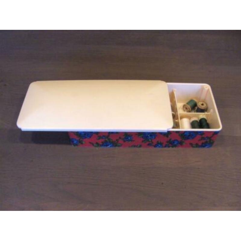 Prachtige Vintage Retro en nog gevulde Naaibox
