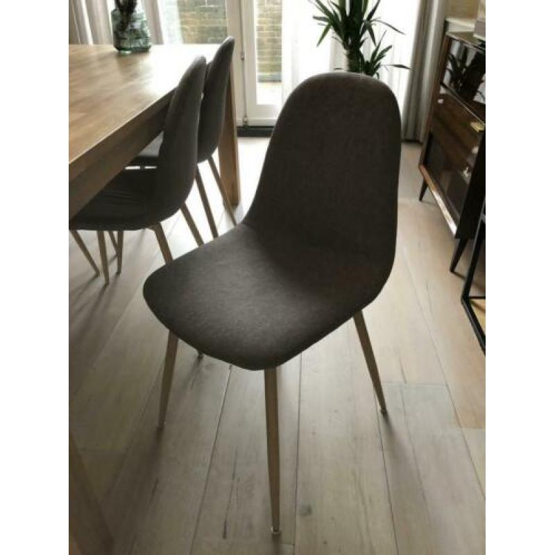 Fraaie eetkamerset (tafel en 6 stoelen)