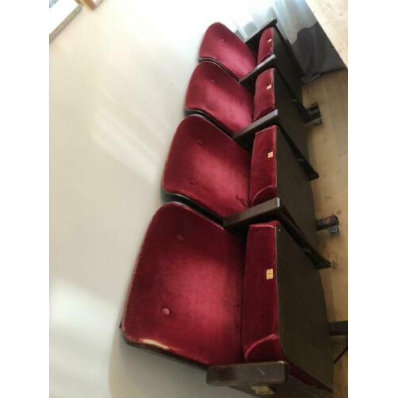 Bankje met 4 stoelen uit de Schouwburg