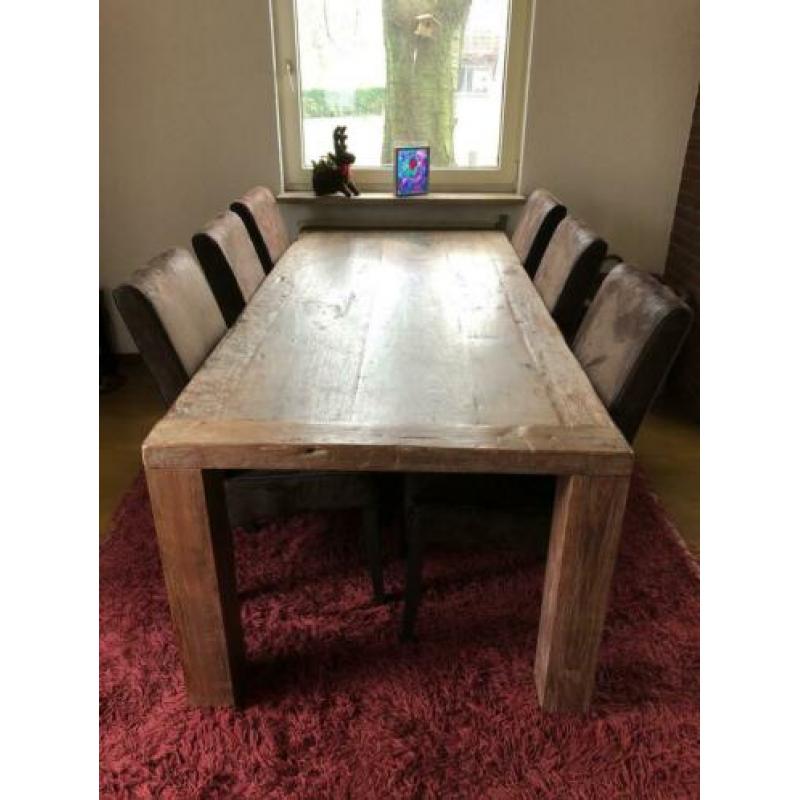 Eettafel met stoelen