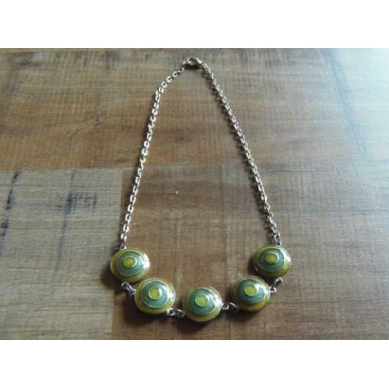 Zilverkleurige ketting met groen emaille