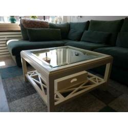 Mooie witte salontafel. Glas en hout