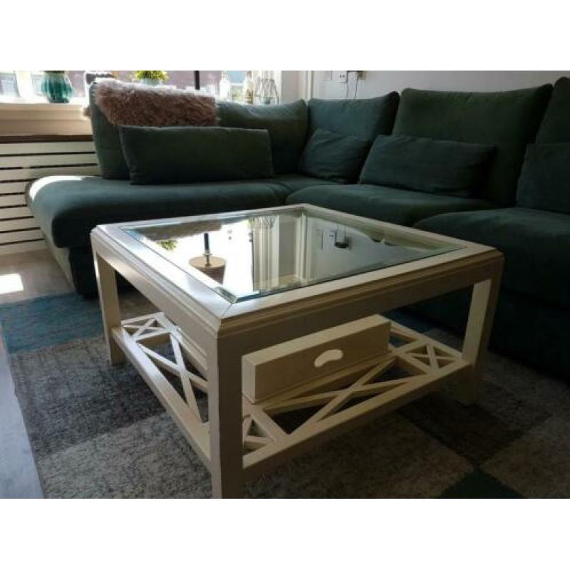Mooie witte salontafel. Glas en hout