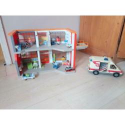 Playmobil ziekenhuis met toebehoren.