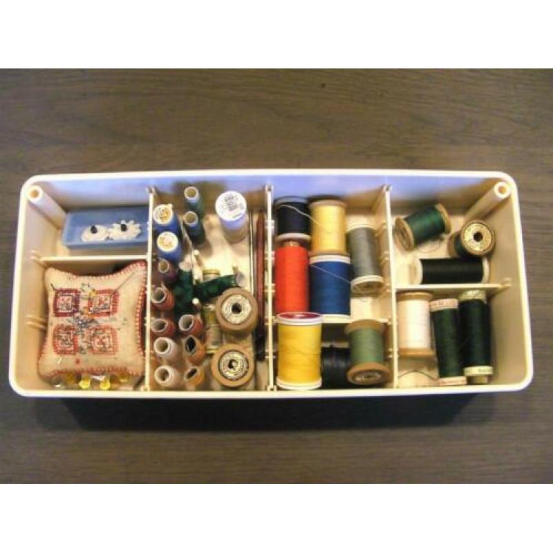 Prachtige Vintage Retro en nog gevulde Naaibox