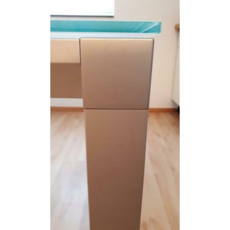 Matglazen eettafel, aluminium onderstel