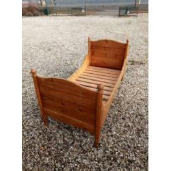 631, antiek grenen kinderbed te koop ,90 x 190 cm matrasmaat