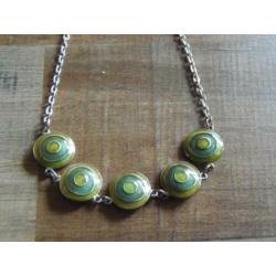 Zilverkleurige ketting met groen emaille