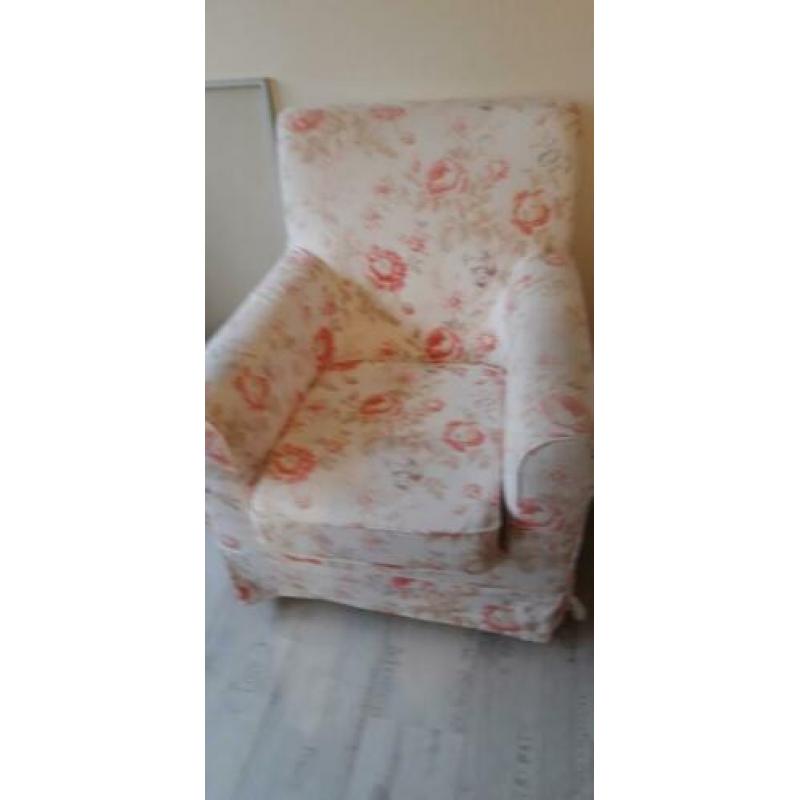 2 stoelen met bloemmotief