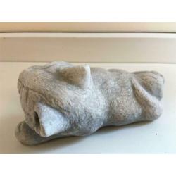 Katten sculptuur, liggende kat, vol steen