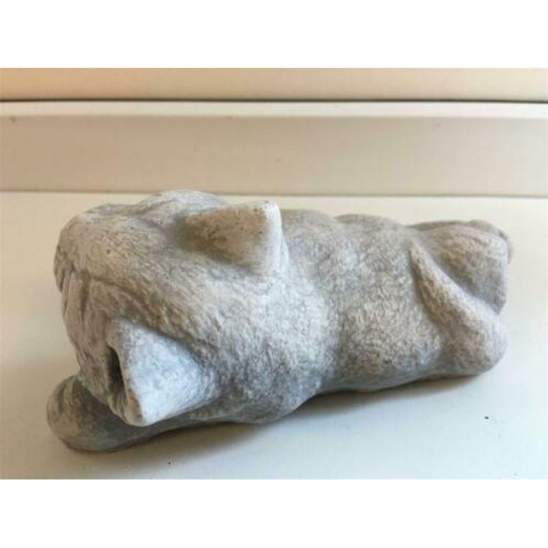 Katten sculptuur, liggende kat, vol steen