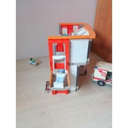 Playmobil ziekenhuis met toebehoren.
