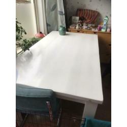 Witte houten eettafel