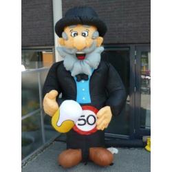 Abraham juichend 3,5 meter hoog armen omhoog