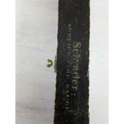 Antieke bandenspanningsmeter in houten doos