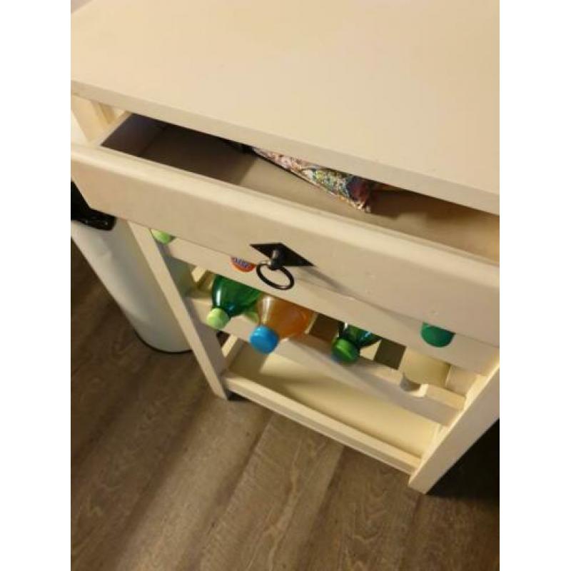 Keukentrolly met wijn of frisdrank rek