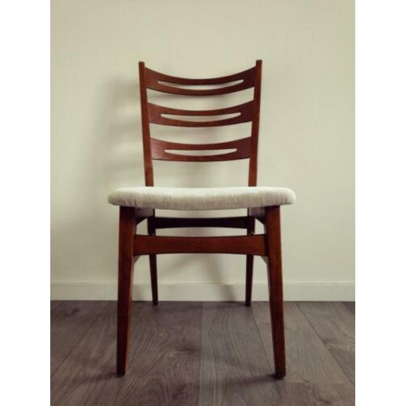 Retro vintage design stoelen opnieuw gestoffeerd