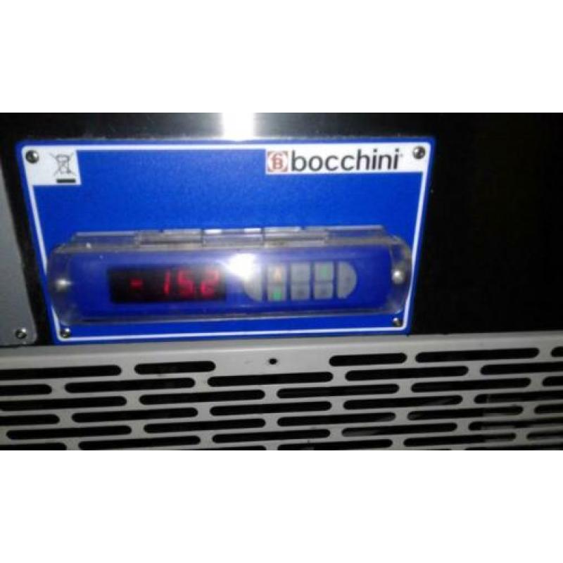 ijsvitrine Bocchine en Slagroom Machine.