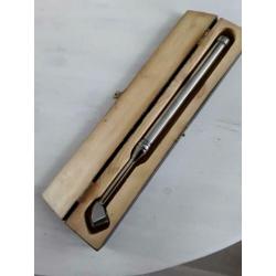 Antieke bandenspanningsmeter in houten doos