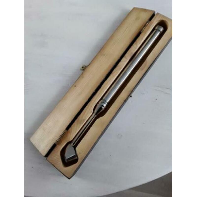 Antieke bandenspanningsmeter in houten doos