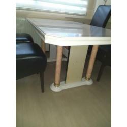 Eettafel zonder stoelen