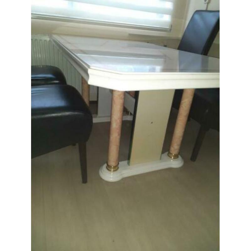 Eettafel zonder stoelen