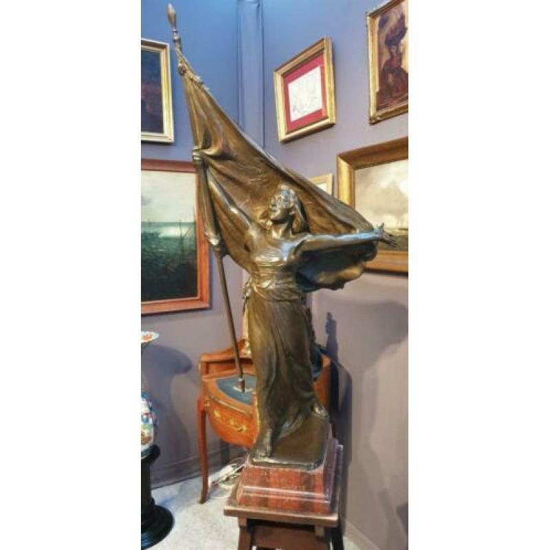 Groot museaal antiek bronzen beeld