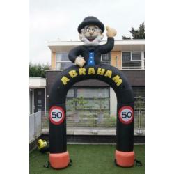 Abraham juichend 3,5 meter hoog armen omhoog