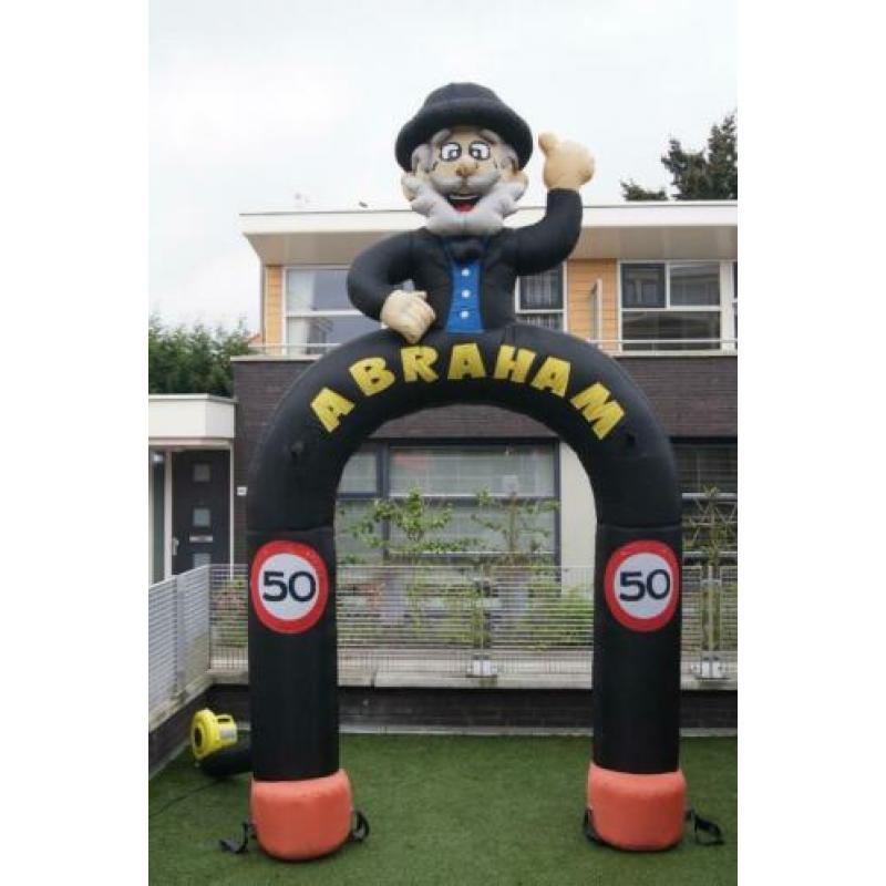 Abraham juichend 3,5 meter hoog armen omhoog
