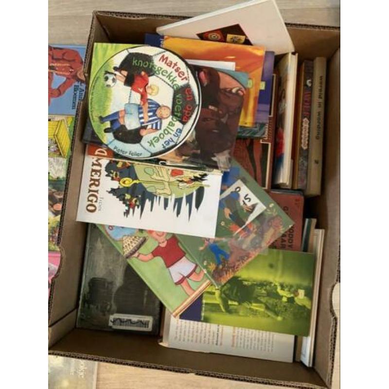 Dozen gevuld met boeken