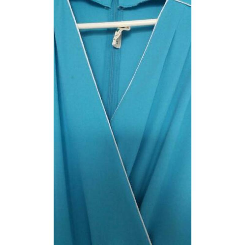Schattige zomer jurk in licht petro blauw. Maat 44