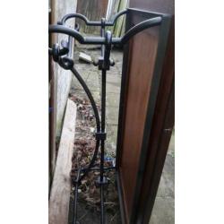 hardhouten salon tafel met fraai ijzen frame voor maar €50
