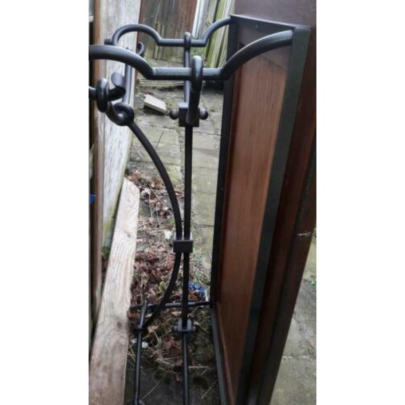 hardhouten salon tafel met fraai ijzen frame voor maar €50