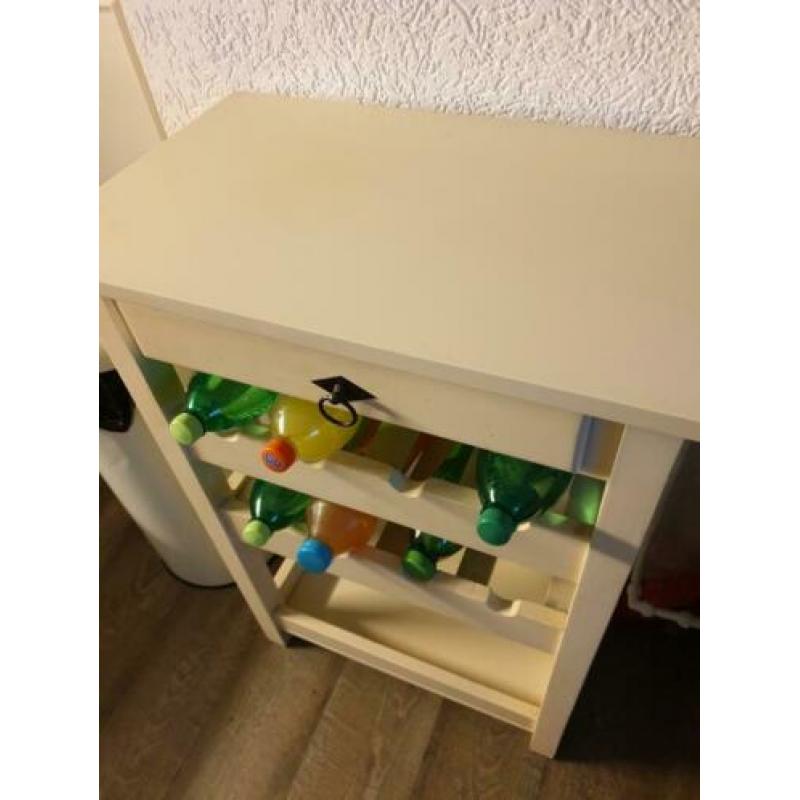 Keukentrolly met wijn of frisdrank rek