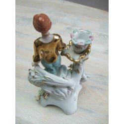 Mooie Meissen beeldje met vrouw en kandelaar