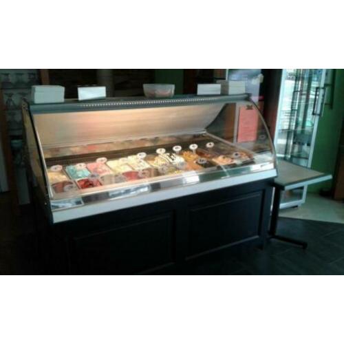 ijsvitrine Bocchine en Slagroom Machine.