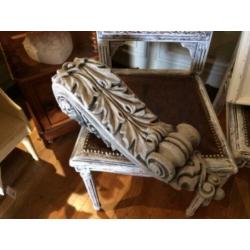 Console stoer en sober van beton, groot ornament VdlM