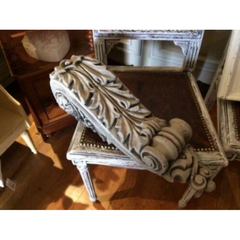 Console stoer en sober van beton, groot ornament VdlM