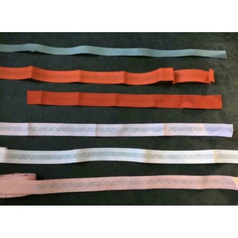 Grijs rood roze biasband biaisband lintjes