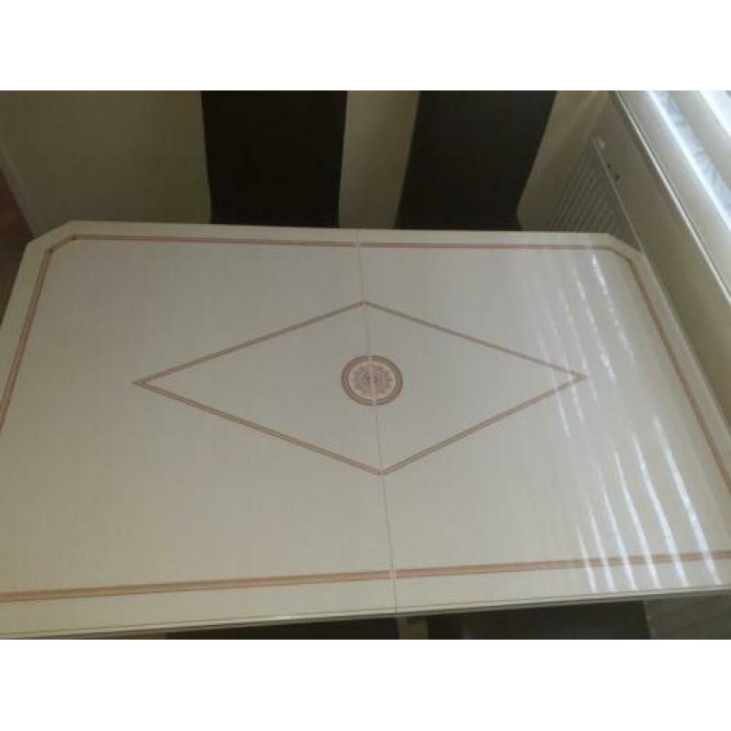 Eettafel zonder stoelen