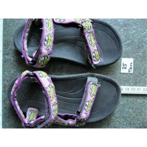 Teva's klittenband maat 25 Teva sandaaltjes meisje verkocht