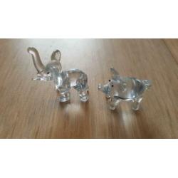 Beeldjes van een olifant en een varken glas doorzichtig