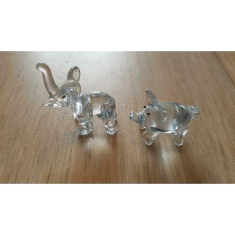 Beeldjes van een olifant en een varken glas doorzichtig