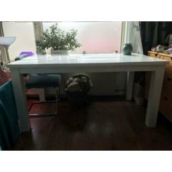 Witte houten eettafel