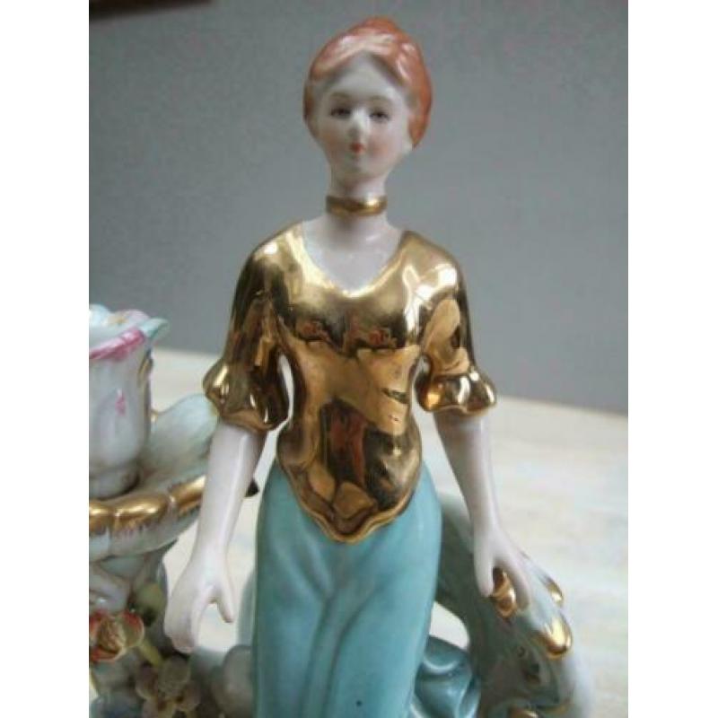 Mooie Meissen beeldje met vrouw en kandelaar