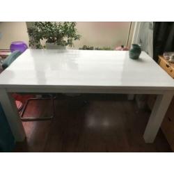 Witte houten eettafel