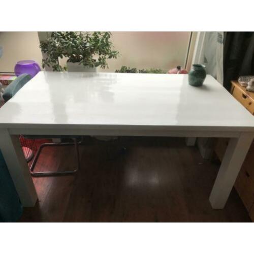 Witte houten eettafel