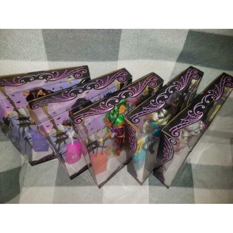 Monster high / scaris collection / complete set