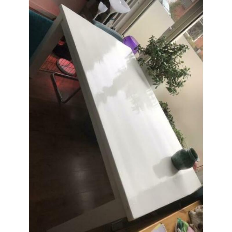 Witte houten eettafel